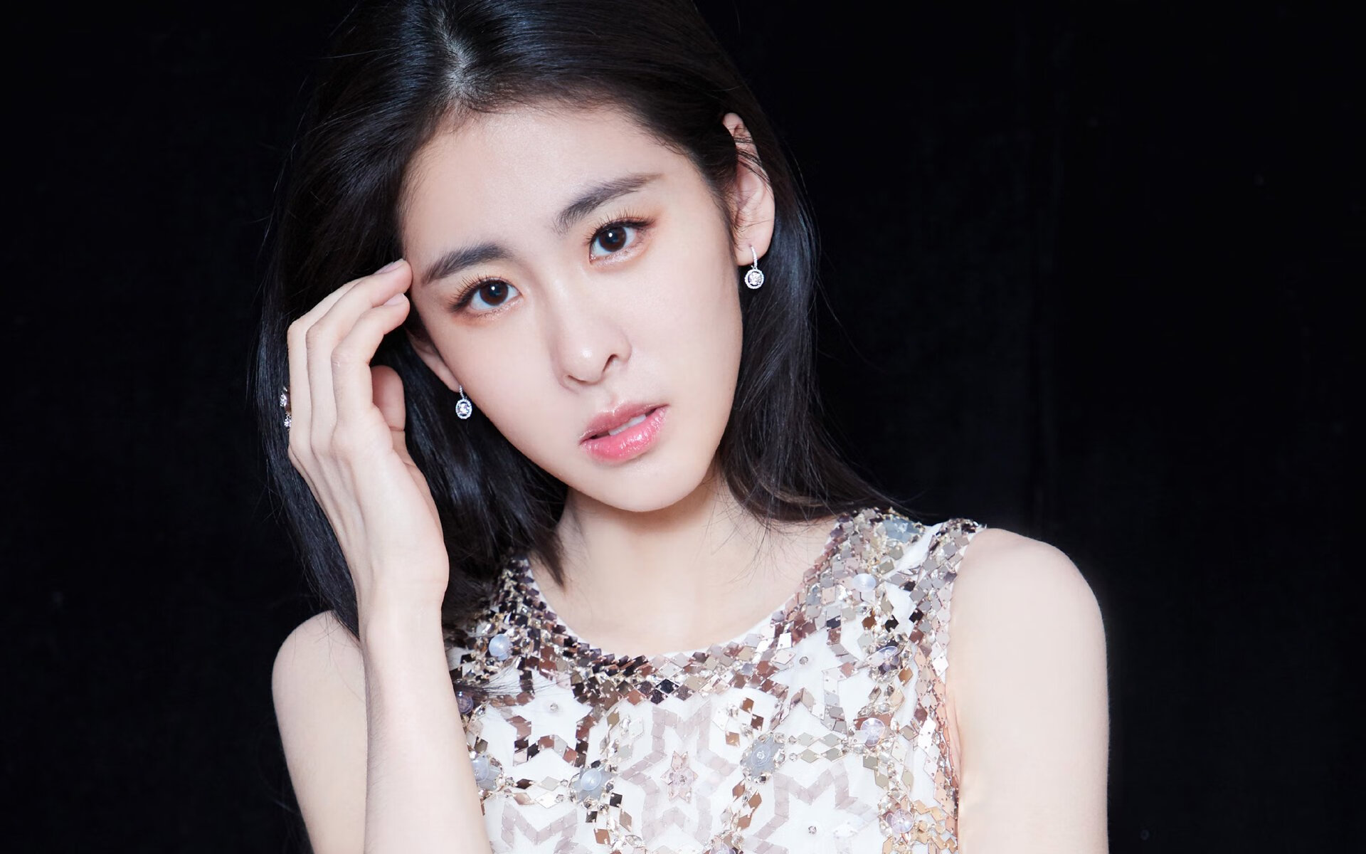 根据您的关键词设定，这似乎是一个跨越现实篮球世界的想象场景。我将以此为前提，创作一篇具有故事性和唯一性的文章