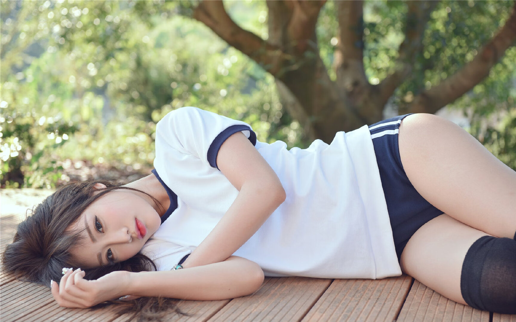 根据您的关键词设定，这似乎是一个跨越现实篮球世界的想象场景。我将以此为前提，创作一篇具有故事性和唯一性的文章